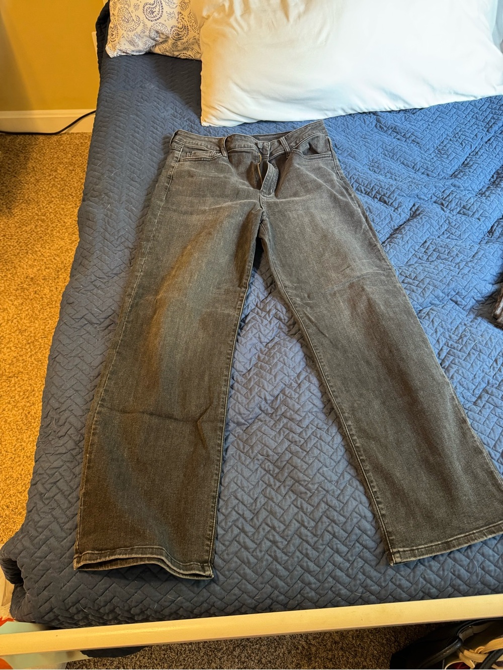 Indigo Women’s straight-leg Jeans in Charcoal